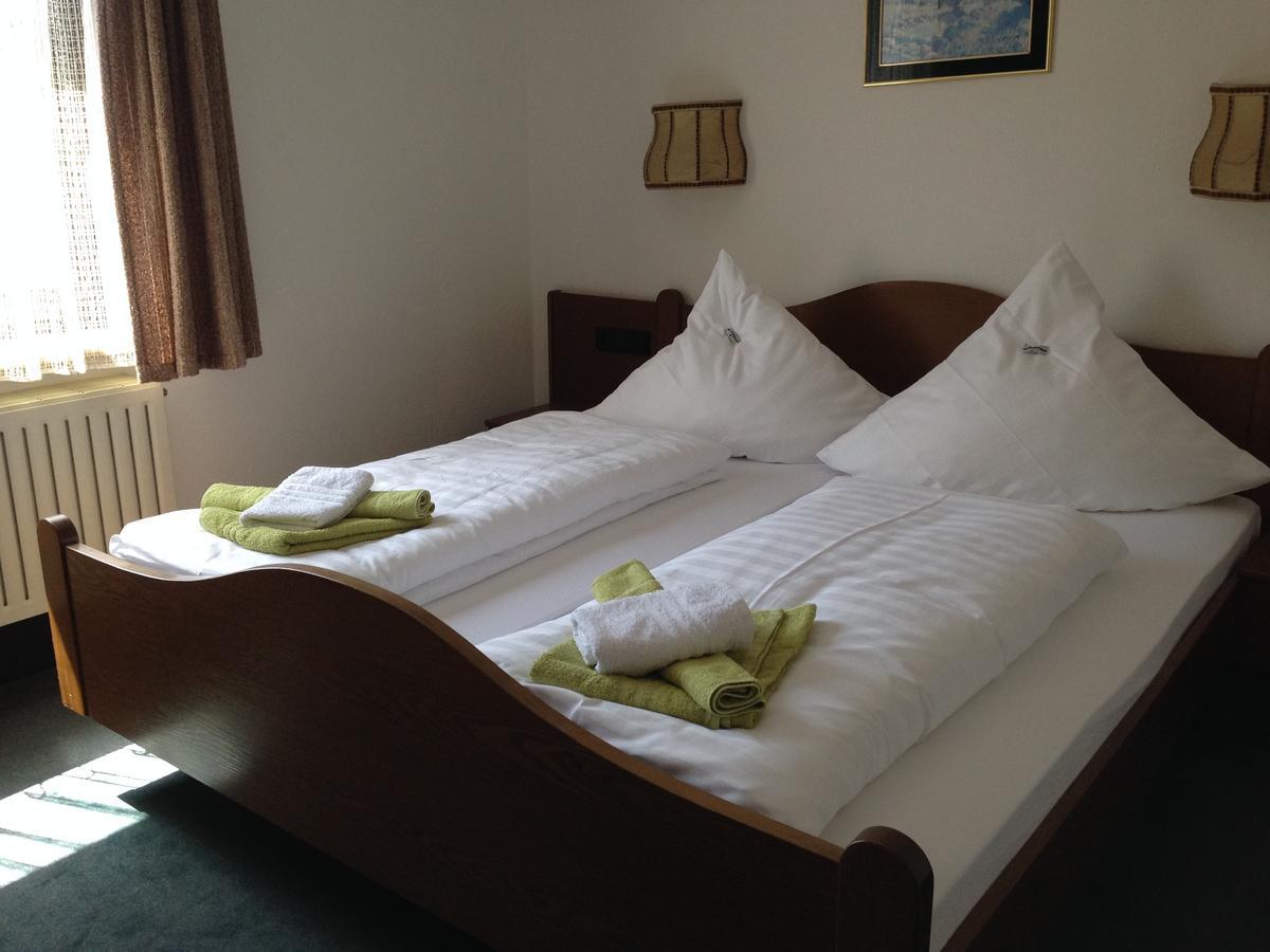 Aparthotel Goldene Rose Ebersbach an der Fils Esterno foto