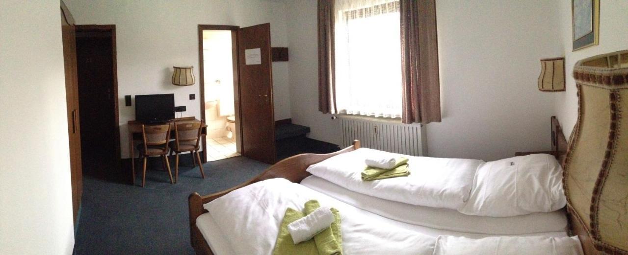 Aparthotel Goldene Rose Ebersbach an der Fils Esterno foto
