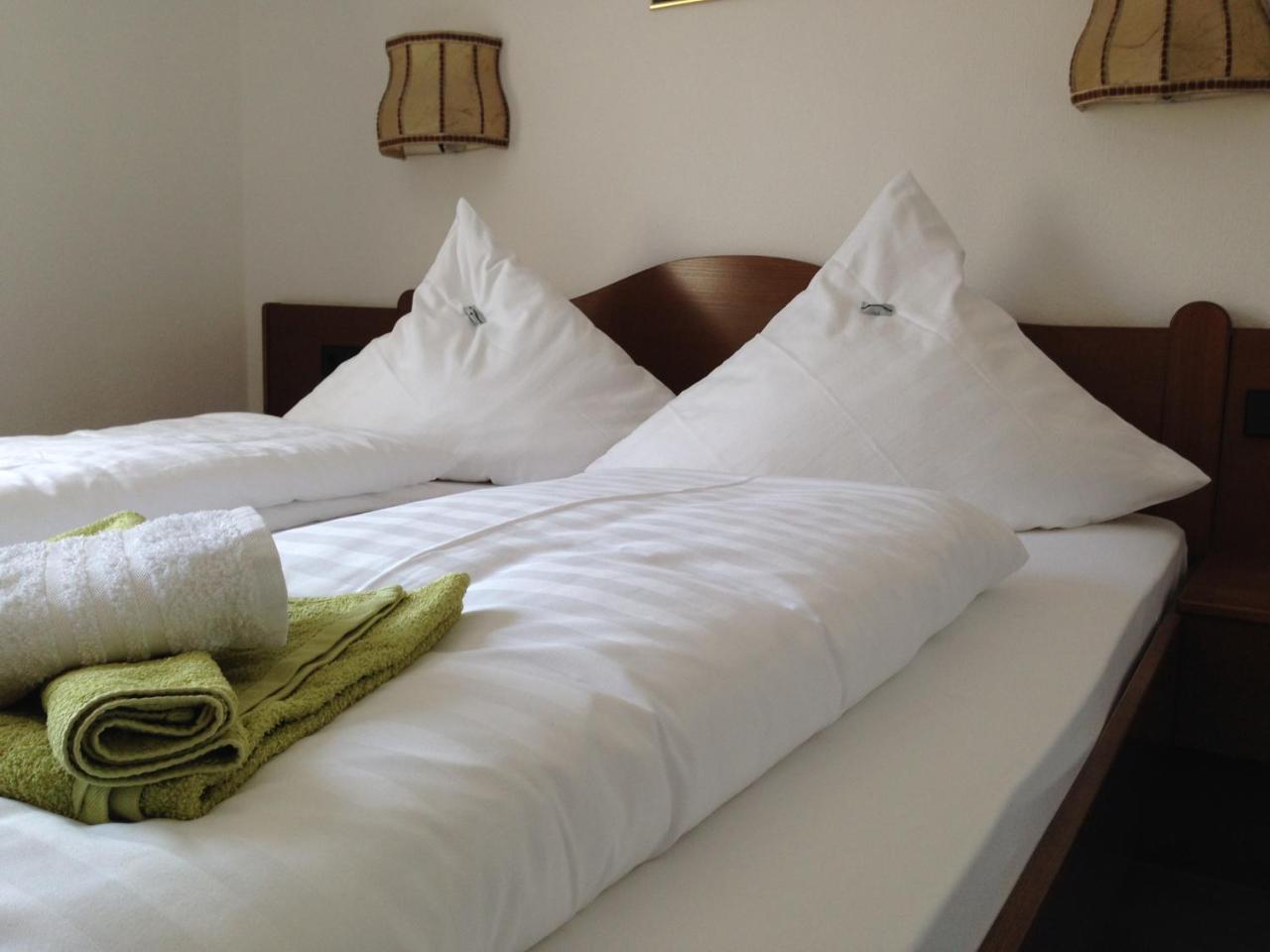 Aparthotel Goldene Rose Ebersbach an der Fils Esterno foto